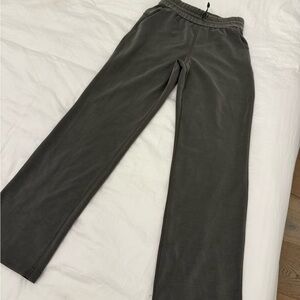 Lululemon Softstreme high rise army green pants in sz 4